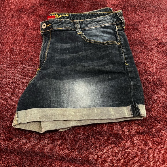 Gently loved Juniors Arizona Jean shorts - Picture 2 of 7